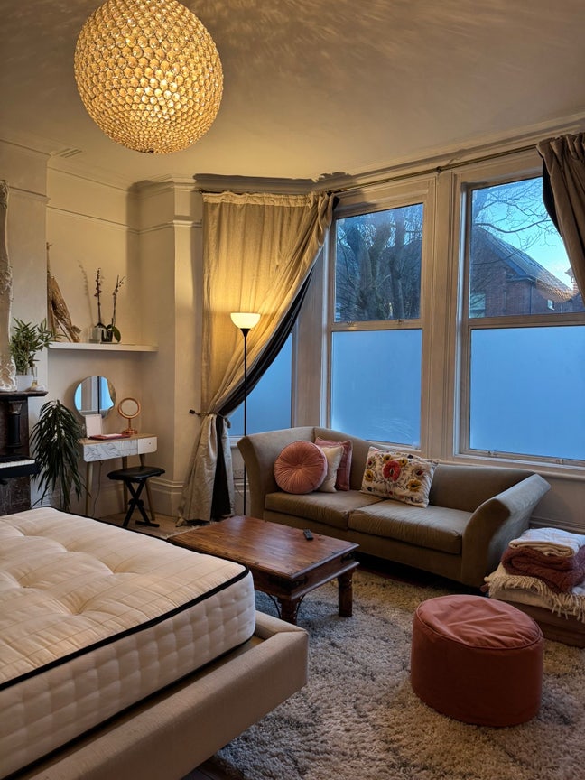 Very Large room- female preferred Main Photo