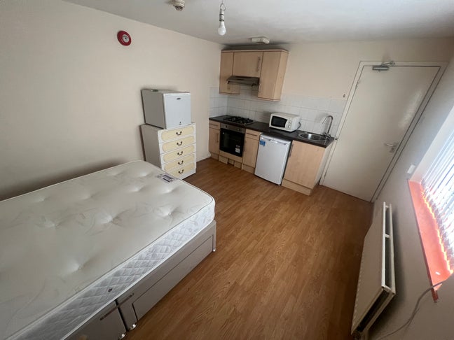 Double studio room for rent.  Main Photo