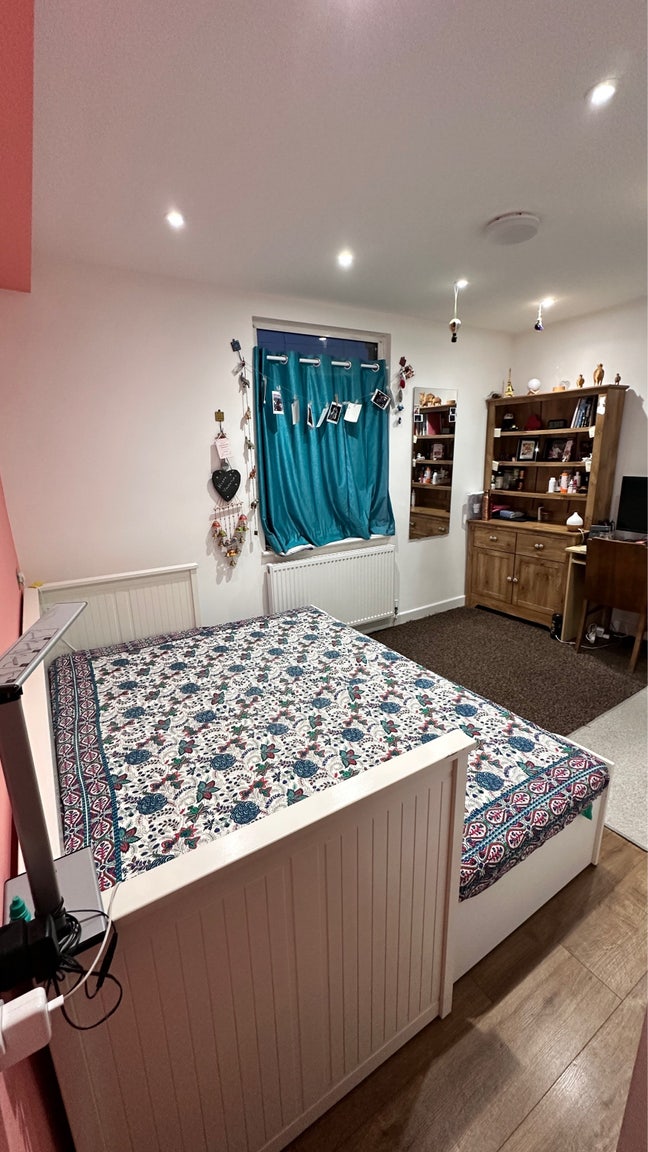 King size room available in a family home feltham Main Photo