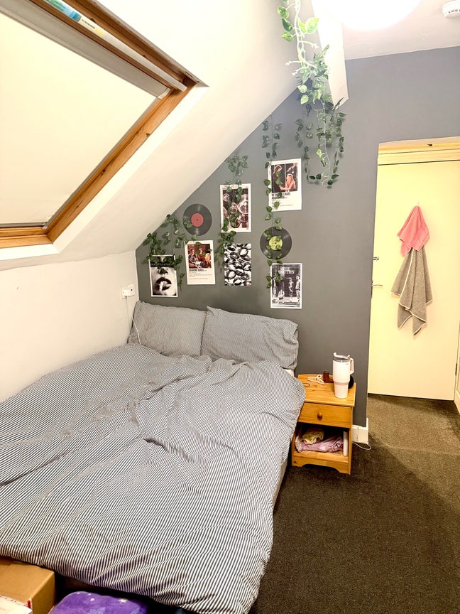 Furnished Room w Private Toilet - great location Main Photo