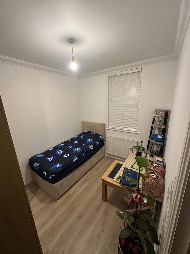 Bedroom available for a single person  Main Photo