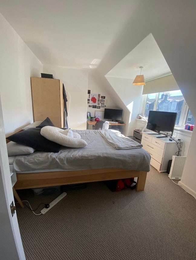 Room for rent in 3 bedroom house  Main Photo