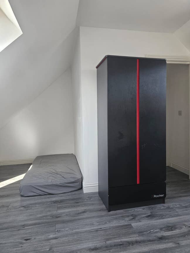 En suite, separate kitchen  Main Photo