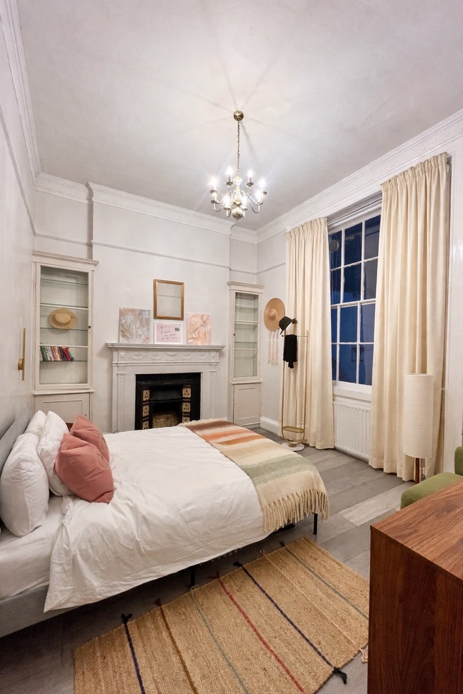 King bed in a luxurious home in Marylebone  Main Photo