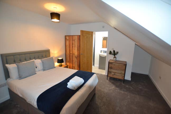 Brand New Large bedroom with En suite *Pick first* Main Photo