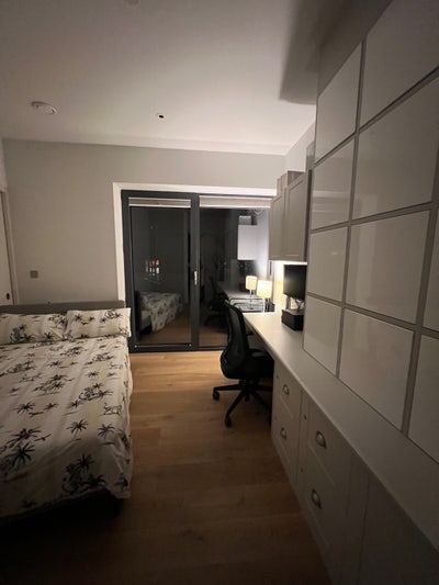 *Bills included* - Double Room London City Island Main Photo