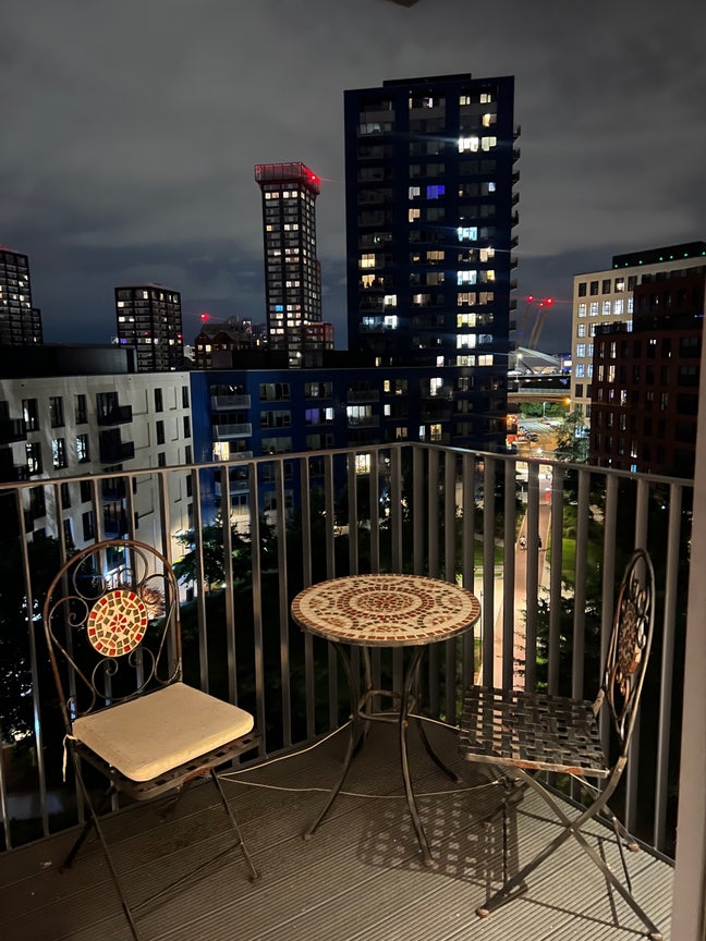 *Bills included* - Double Room London City Island Main Photo