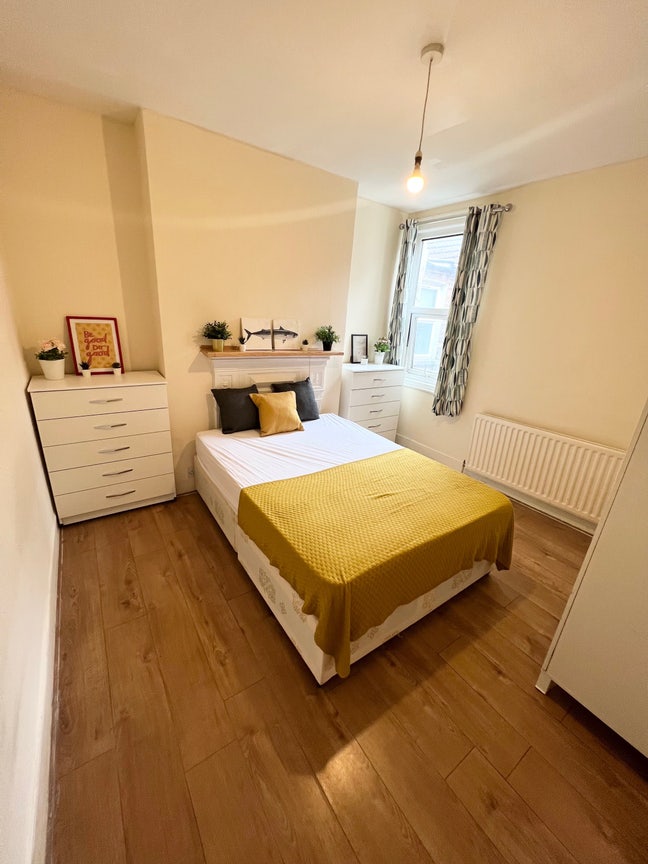 1Min Walking to Dollis Hill Station, Double Room Main Photo