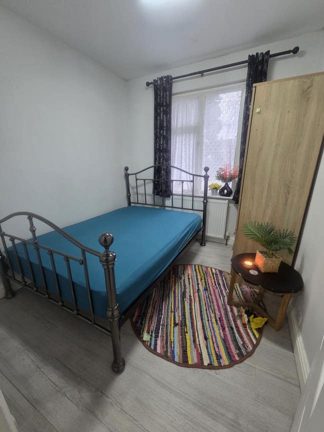  Room  available  Immediately  for  females  preferred Main Photo