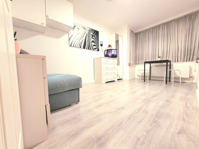 En-suite HA3 5mins Harrow and Wealdstone Station Main Photo