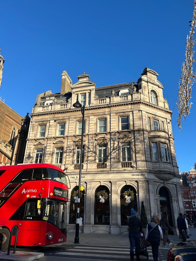 A graduate looks for a short rent apartment  Main Photo