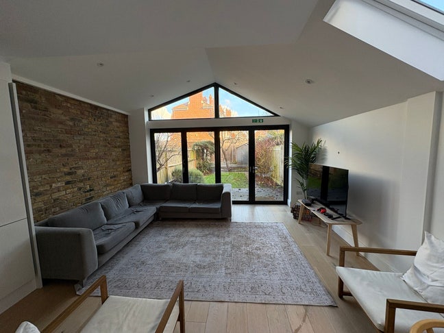 Large Room in W12 Main Photo