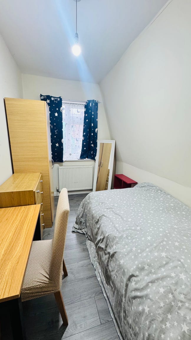 All Bills Included–Female Only 1 Minute to Station Main Photo