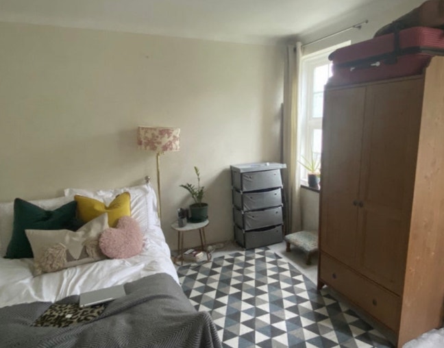 2 double rooms available - close to station  Main Photo