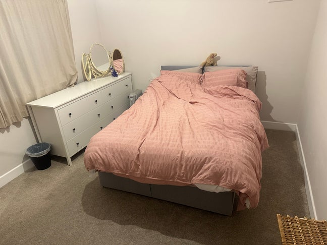 Double bed room to let prefer female Main Photo