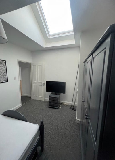 Great size room Main Photo