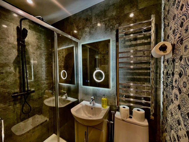 Luxe En-suite double room - Walk to two Stations  Main Photo