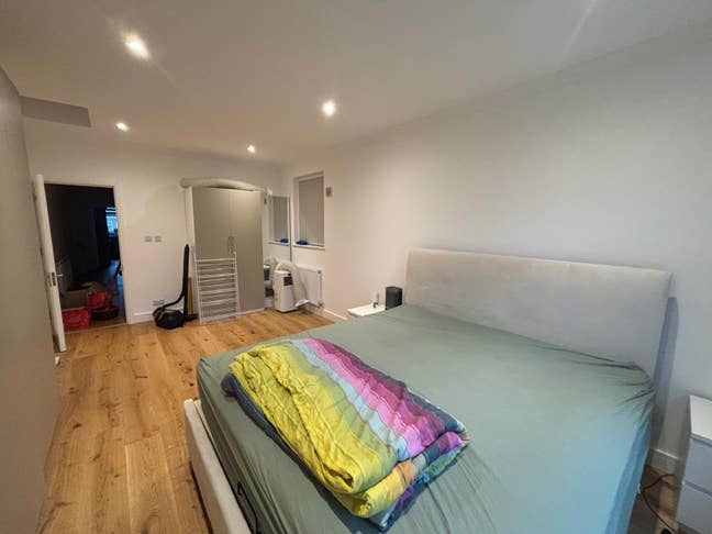 Super-King Ensuite Room (200sq ft)  – W. Hampstead Main Photo