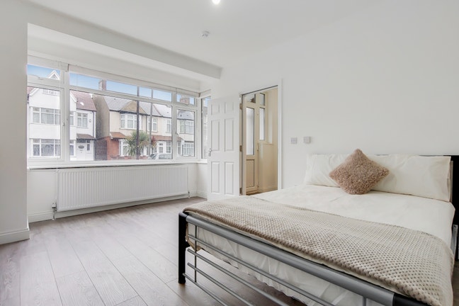 A bright double room in Tooting bills included Main Photo