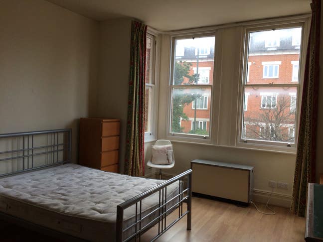 Spacious three bedroom flat on Worple Road SW19 Main Photo