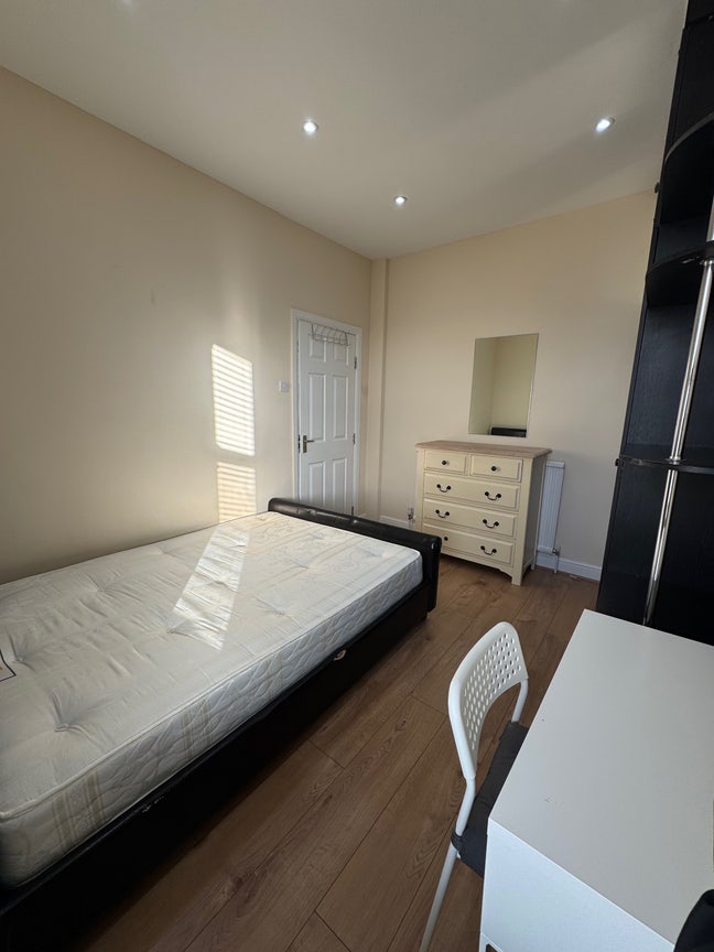 2 lovely spacious rooms Main Photo