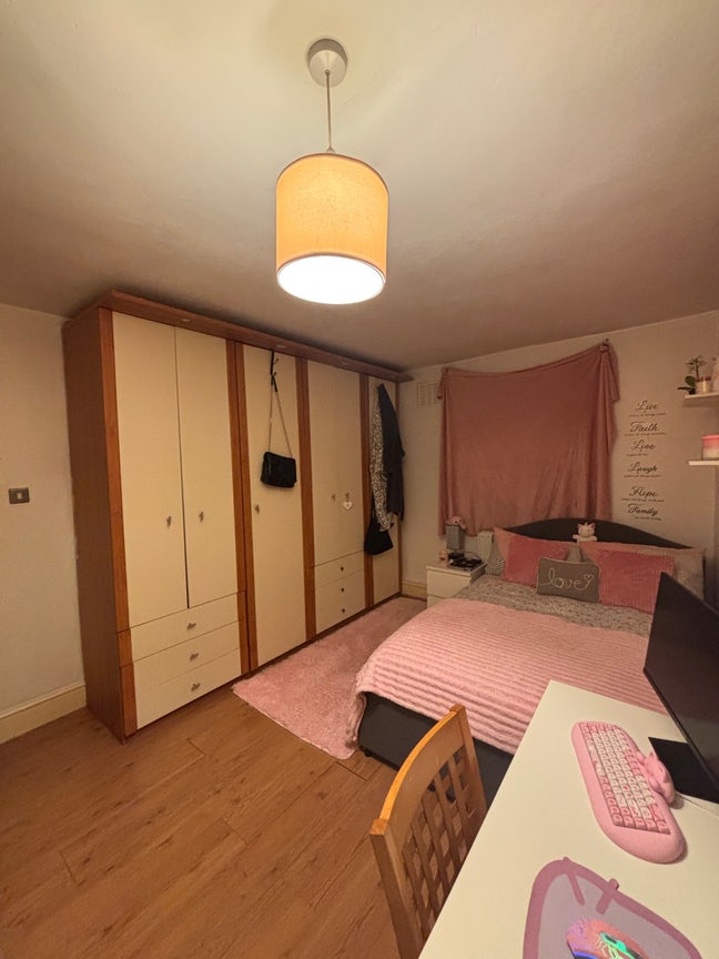 Double Room &pound;800 Mitcham Main Photo