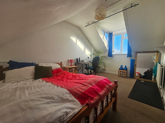 2-Bedroom Flat with Private Garden – Southville /  Main Photo