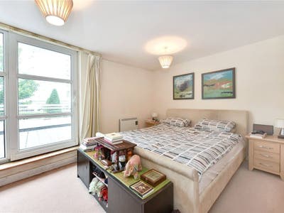 Modern Terraced 1 Bedroom Flat in Canary Wharf Main Photo