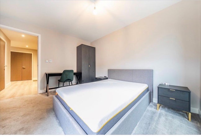 En Suite Bedroom in Oval available for short term Main Photo