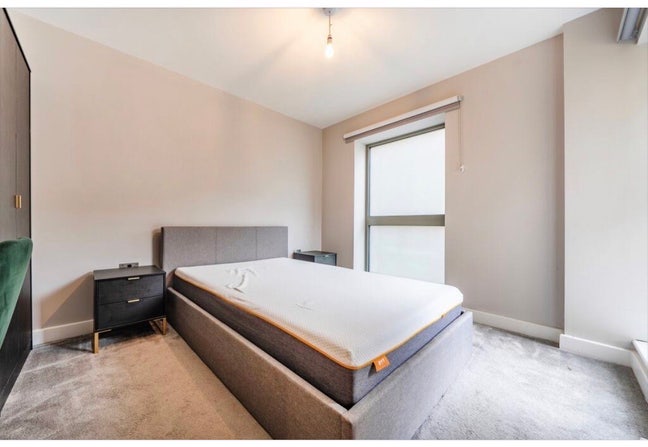 En Suite Bedroom in Oval available for short term Main Photo