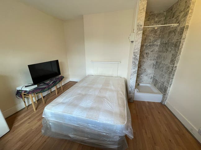 Double Room available in Esher Main Photo