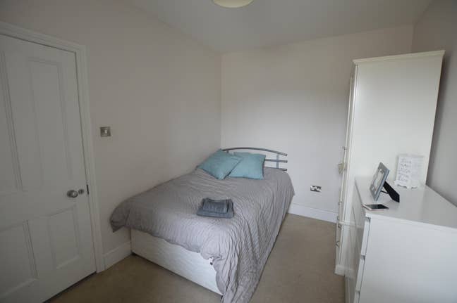 Modern Single Room with En-Suite Shower Room Main Photo