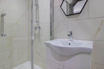 A Big Ensuite Room Available in NG9 Main Photo