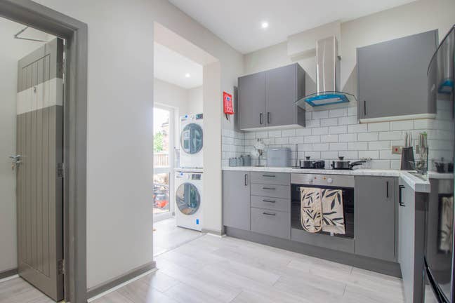 A Big Ensuite Room Available in NG9 Main Photo