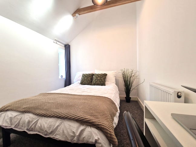 New refurb - Close to town centre and city links Main Photo