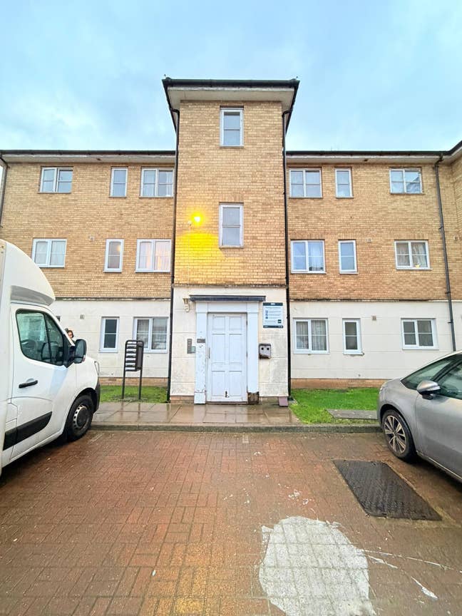 Beautiful 2-Bed Flat with Private Parking in RM10 Main Photo