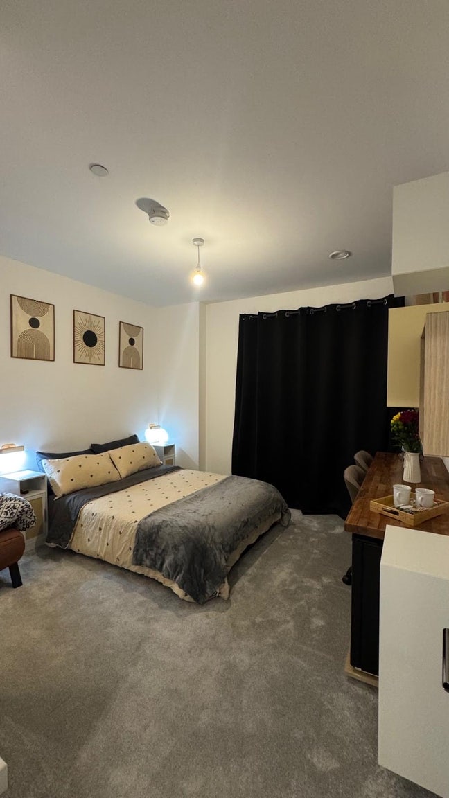 Very private double room en-suite for lodgers  Main Photo