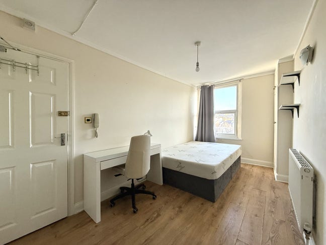 Cheap & Bright Earls Court Bedsit Main Photo