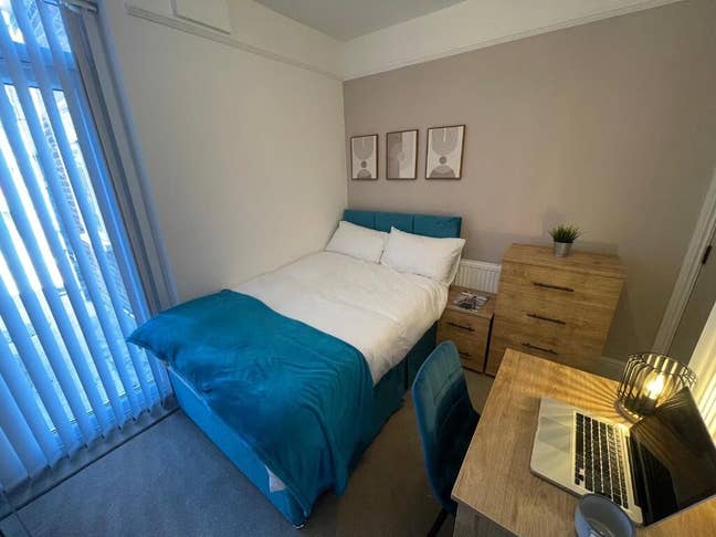 Bright En‑Suite Room in a Contemporary Home Main Photo