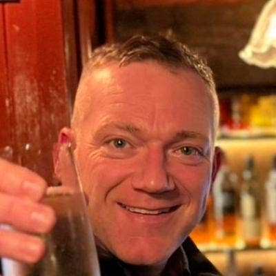 Professional Male seeks a double room Main Photo