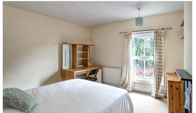 1 double bedroom avaialble in 3 bedroom house  Main Photo