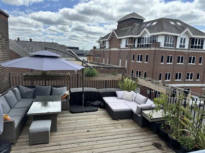 Bright double room: modern flat, close to Station Main Photo