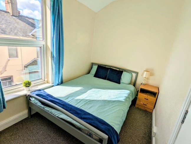 Cosy Room with parking LN1 &pound;375pcm Available NOW Main Photo
