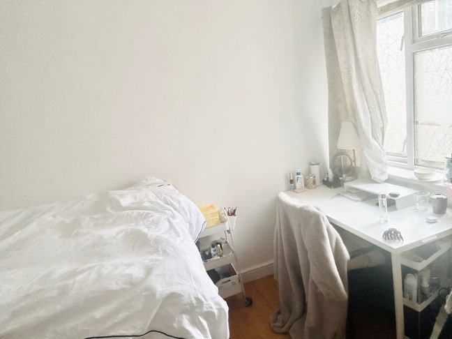 Raglan Court room ( Bills Incl.) Main Photo