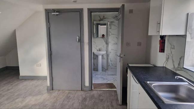 Studio Flat in Feltham TW134QA Main Photo