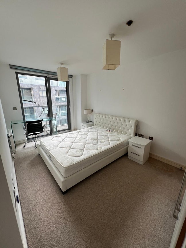 En suite double room with balcony - Canary Wharf  Main Photo