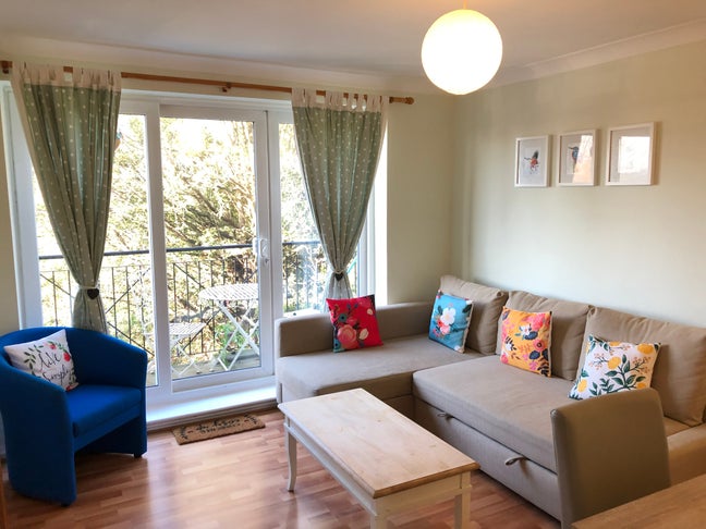 Furnished 2-Bed Flat with Balcny & Prkng - Oxford Main Photo