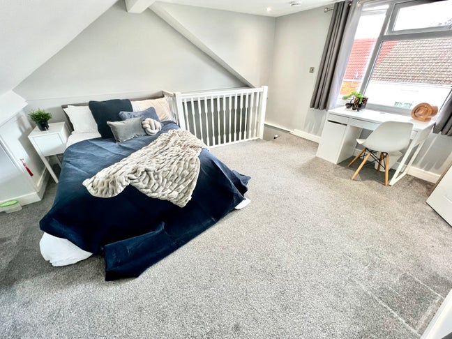 🏠 Hythe Road - Modern House Share in Old Town Main Photo