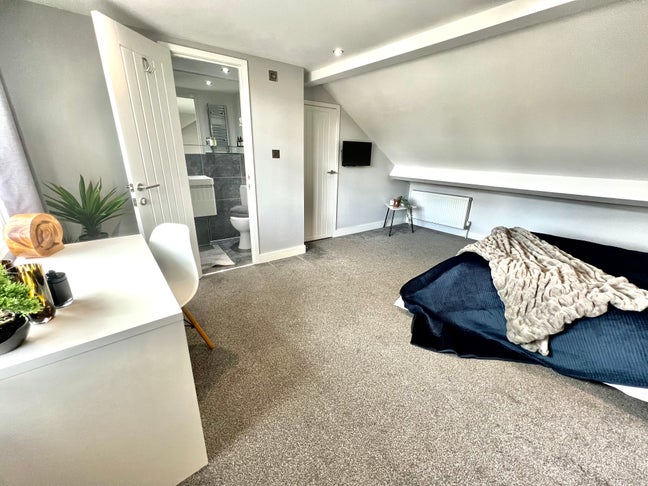 🏠 Hythe Road - Modern House Share in Old Town Main Photo