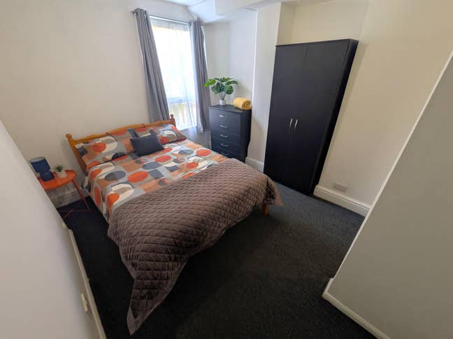 Stunning Double Room with Private Shower - NG3 4HB Main Photo